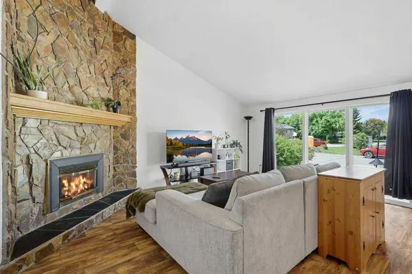 28 Larne PL, Penhold, AB T0M 1R0
