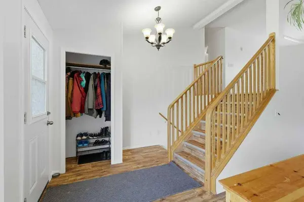 28 Larne PL, Penhold, AB T0M 1R0