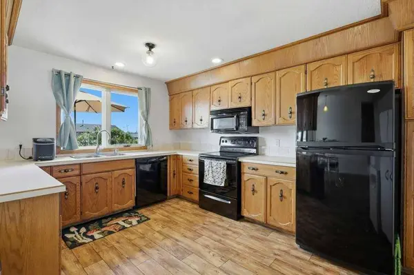 28 Larne PL, Penhold, AB T0M 1R0