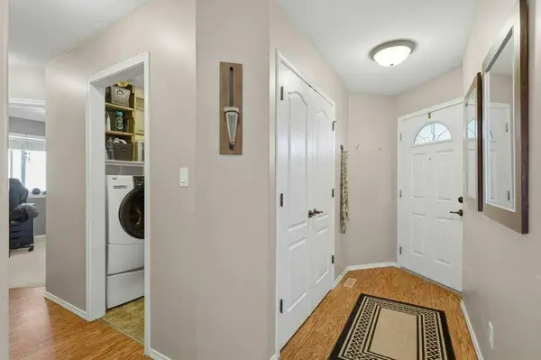 23 Lakeland RD, Sylvan Lake, AB T4S 0A3