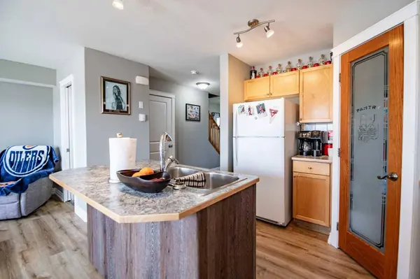 2002 22 AVE #6, Bowden, AB T0M0K0