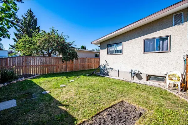 33 Overdown DR, Red Deer, AB T4N5C9