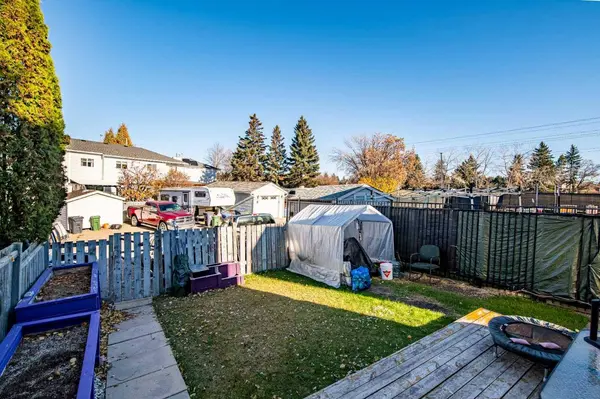 6 Ellenwood DR, Red Deer, AB T4R2E3