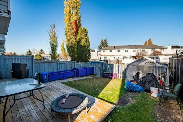 6 Ellenwood DR, Red Deer, AB T4R2E3