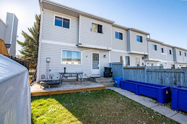 6 Ellenwood DR, Red Deer, AB T4R2E3