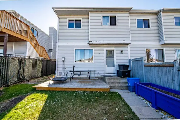 6 Ellenwood DR, Red Deer, AB T4R2E3