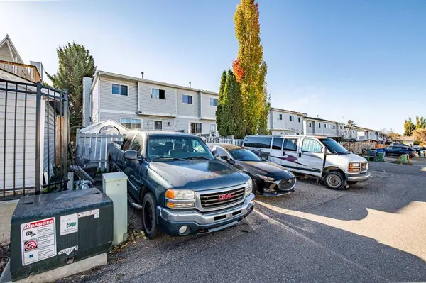 6 Ellenwood DR, Red Deer, AB T4R2E3
