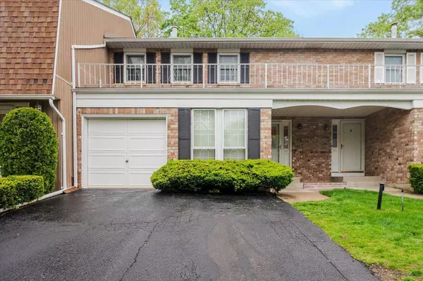 121 Terrace CT #121, Woodbury, NY 11797