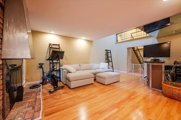 121 Terrace CT #121, Woodbury, NY 11797