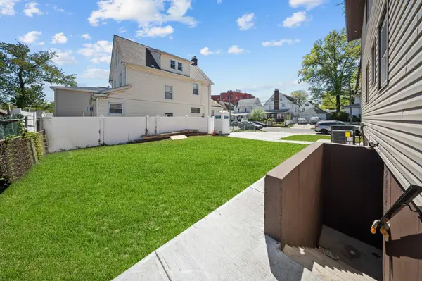 104-03 196 St, Hollis, NY 11412
