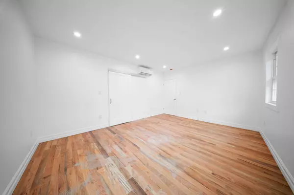 13121 Farmers BLVD, Springfield Gardens, NY 11434