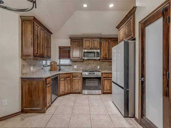 804 S PATTERSON DR, Moore, OK 73160