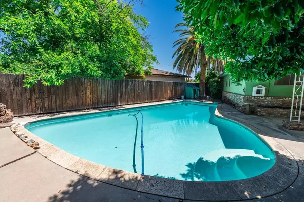 2337 E Pontiac WAY, Clovis, CA 93619