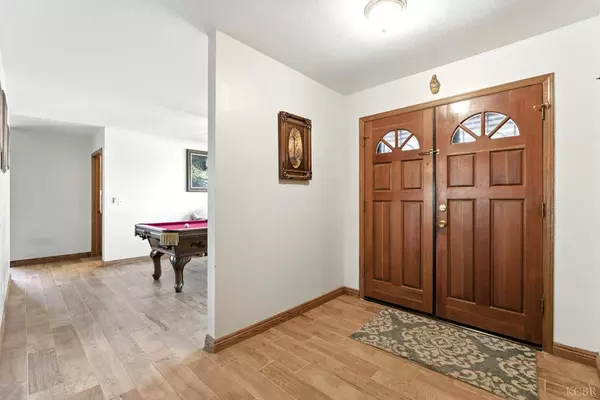 896 Willowood Court, Hanford, CA 93230