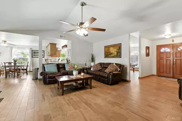 896 Willowood Court, Hanford, CA 93230