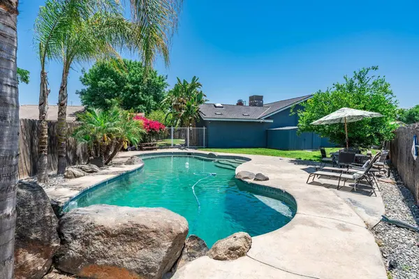 896 Willowood CT, Hanford, CA 93230