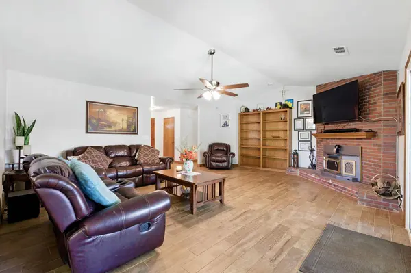 896 Willowood CT, Hanford, CA 93230