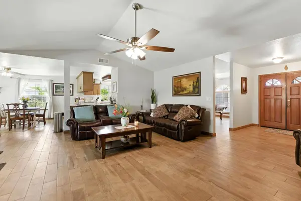 896 Willowood CT, Hanford, CA 93230