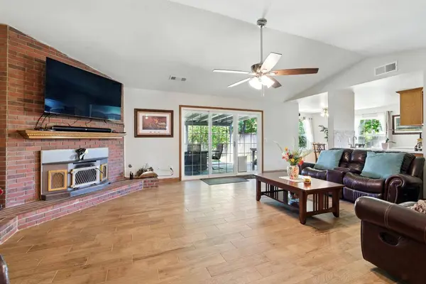 896 Willowood CT, Hanford, CA 93230