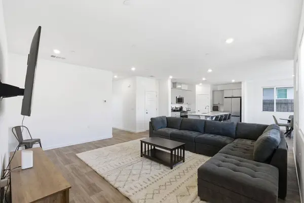 997 Pioneer DR, Madera, CA 93636