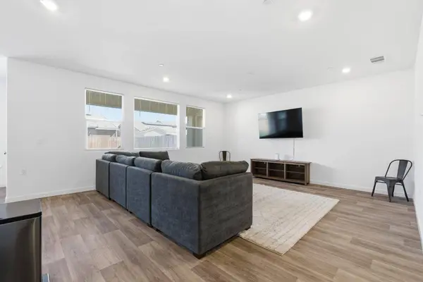 997 Pioneer DR, Madera, CA 93636