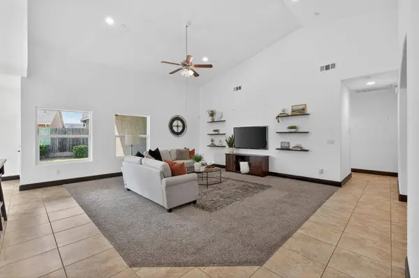 7233 W San Carlos AVE, Fresno, CA 93723
