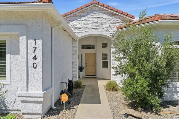 1740 N McKelvy AVE, Clovis, CA 93619