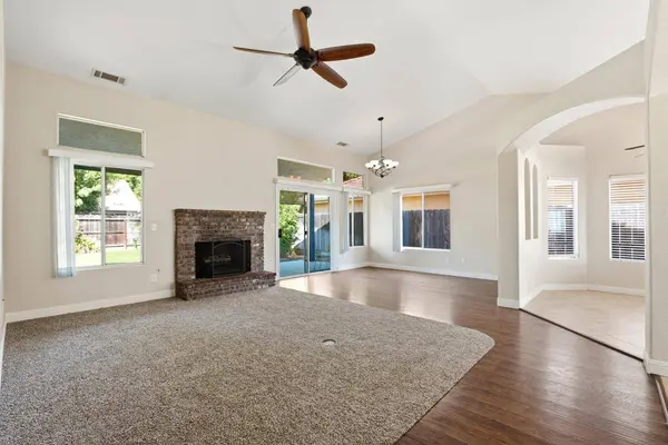 8535 N Jackson AVE, Fresno, CA 93720