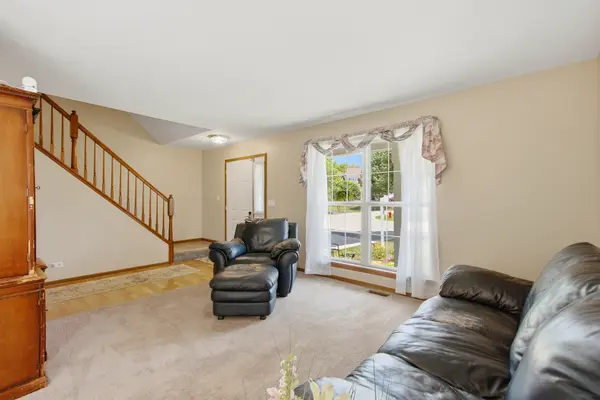 14 W Country Walk Dr, Round Lake Beach, IL 60073-4005