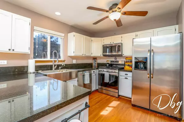 2426 N Old Pond LN, Round Lake Beach, IL 60073