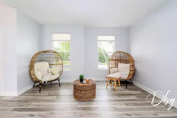 1943 Lily LN, Round Lake, IL 60073