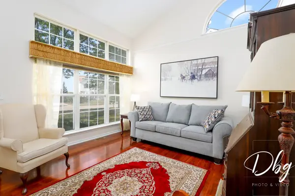 81 W Dahlia LN, Round Lake Beach, IL 60073