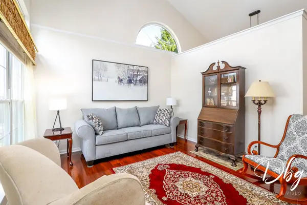 81 W Dahlia LN, Round Lake Beach, IL 60073