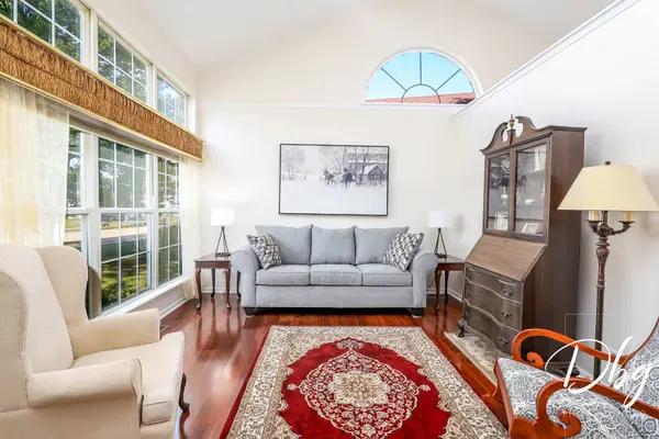 81 W Dahlia LN, Round Lake Beach, IL 60073