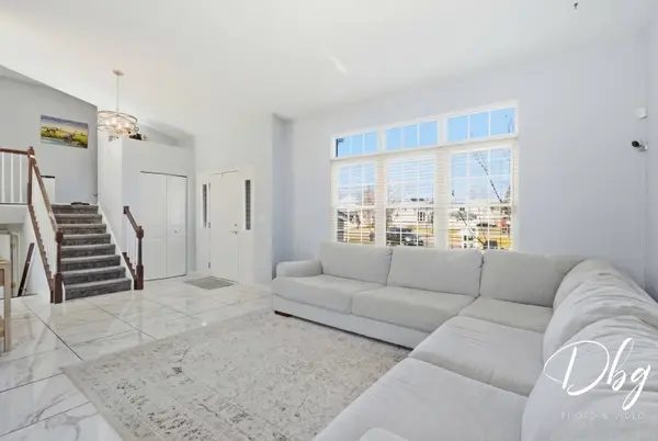 389 E Cherry Cove LN, Round Lake Beach, IL 60073