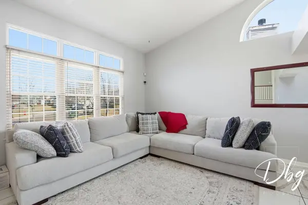 389 E Cherry Cove LN, Round Lake Beach, IL 60073