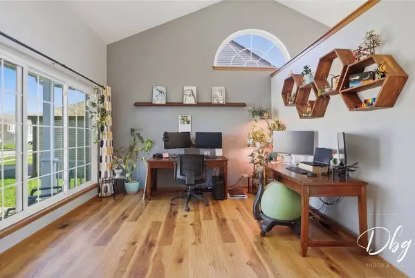 67 W Dahlia LN, Round Lake Beach, IL 60073