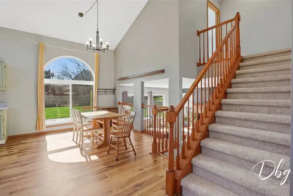 67 W Dahlia LN, Round Lake Beach, IL 60073