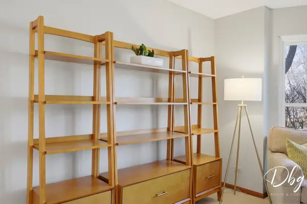 7 E Dahlia LN, Round Lake Beach, IL 60073