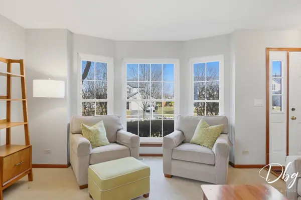 7 E Dahlia LN, Round Lake Beach, IL 60073