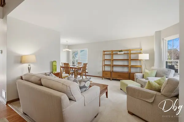 7 E Dahlia LN, Round Lake Beach, IL 60073