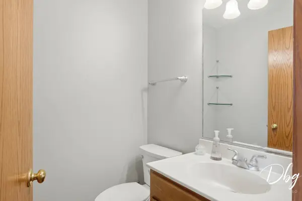 7 E Dahlia LN, Round Lake Beach, IL 60073