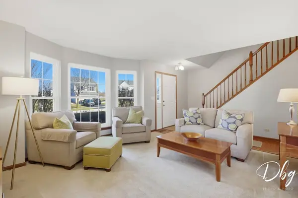 7 E Dahlia LN, Round Lake Beach, IL 60073