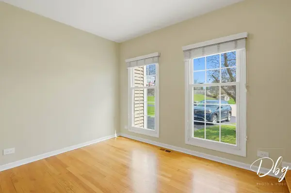 105 Wildflower LN, Round Lake Beach, IL 60073