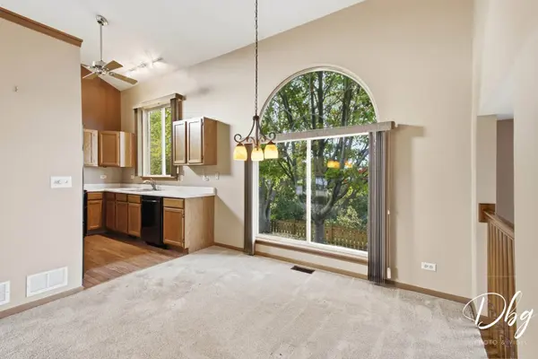 36 W Dahlia LN, Round Lake Beach, IL 60073