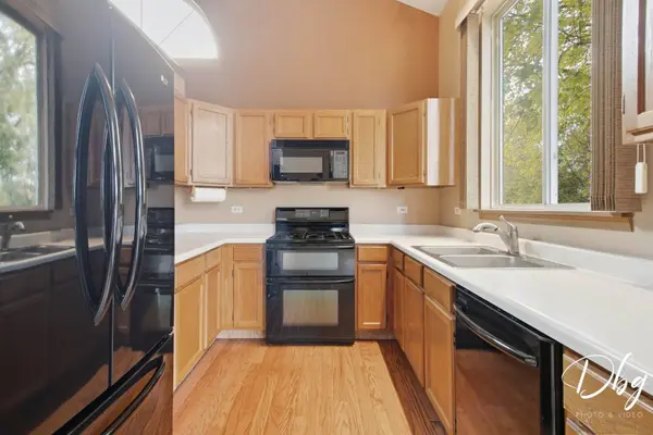 36 W Dahlia LN, Round Lake Beach, IL 60073