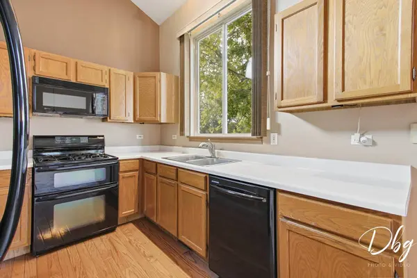 36 W Dahlia LN, Round Lake Beach, IL 60073