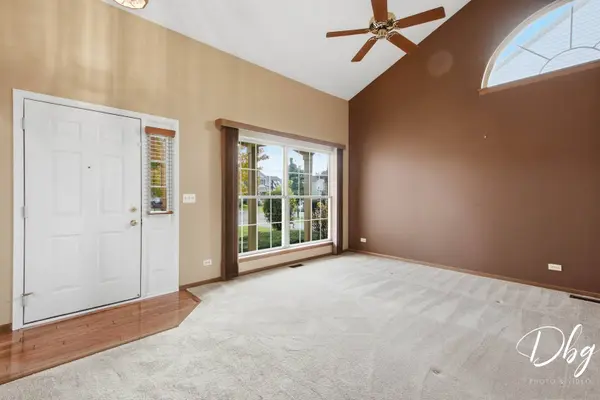 36 W Dahlia LN, Round Lake Beach, IL 60073