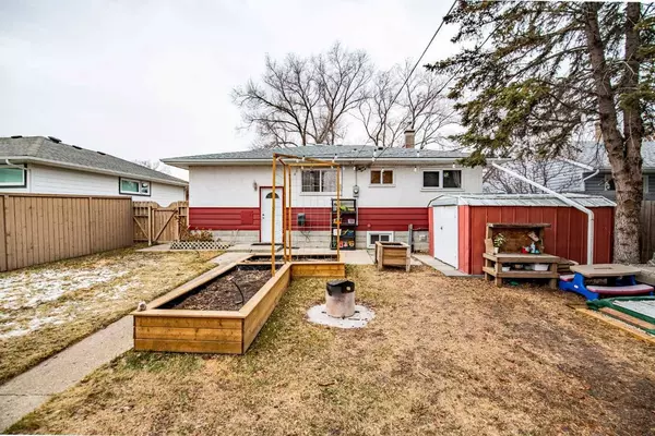 4207 41 AVE, Red Deer, AB T4N2Y1
