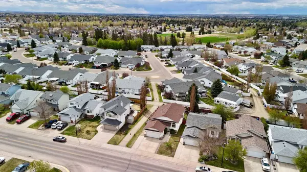 48 Reichley ST, Red Deer, AB T4P3S3
